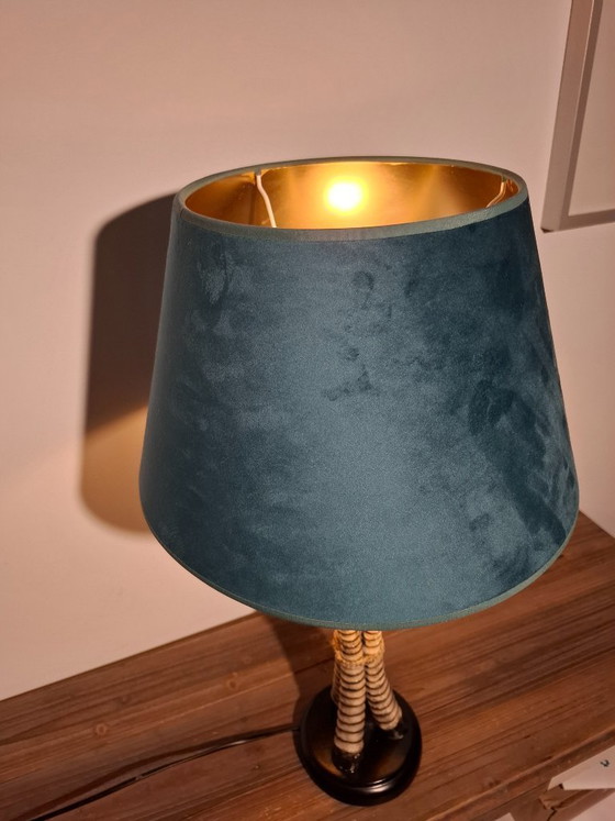 Image 1 of Lampada da tavolo rifinita a mano - Design esotico in corno con paralume in velluto color verde acqua