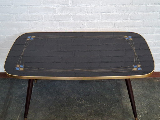 Tavolino da caffè vintage con piano in vetro e gambe inclinate