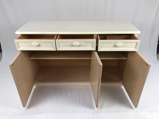 Weißes hohes Sideboard mit Muscheln
