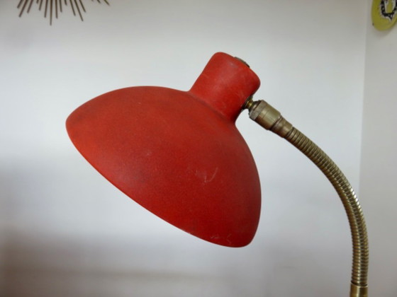 Image 1 of Franse "cocotte"-lamp van messing en rood gelakt metaal, jaren 1950-1960.