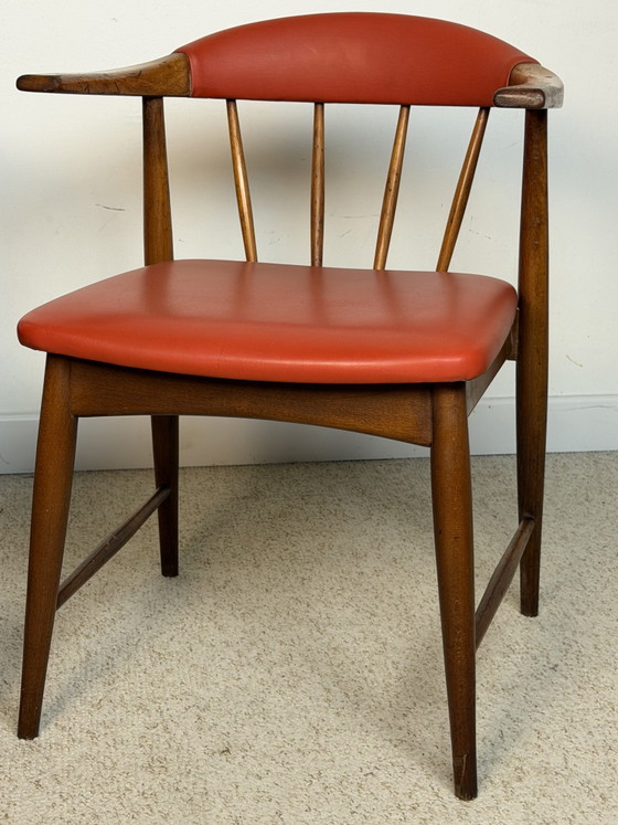 Image 1 of Par de sillones escandinavos de teca y piel sintética roja – década de 1960
