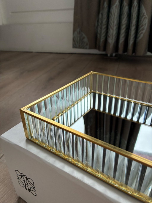 Middelgrote spiegel tray met gouden rand en glazen zijkanten / mirror tray with glass sides