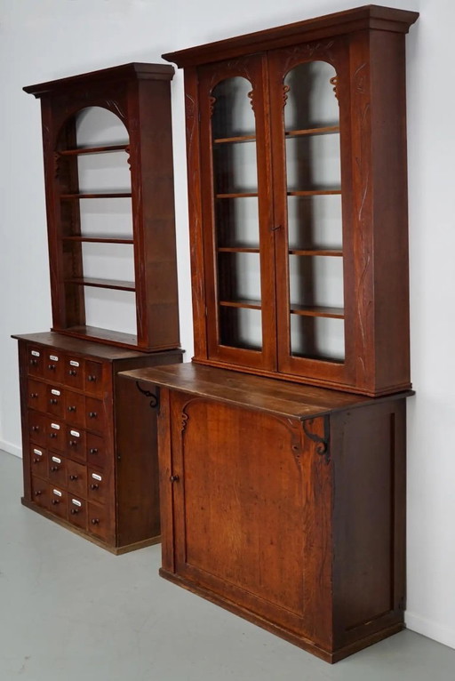 Par de antiguas vitrinas de boticario Art Nouveau de roble holandés, ca. 1904