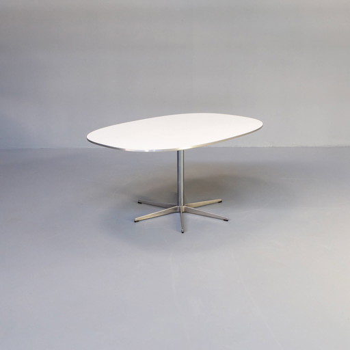 Piet Hein superellipse eettafel voor Fritz Hansen