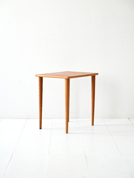 Pequeña mesa de centro escandinava de los años 50 con patas torneadas