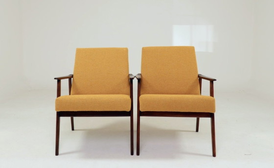 Image 1 of Paar moderne Lounge-Sessel, gelb-senffarbenes Bouclé, 1970