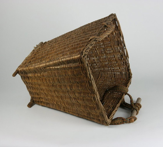 Image 1 of Cesta mochila antigua de mimbre tejido con correas originales y guías de madera — ca. 1880–1940