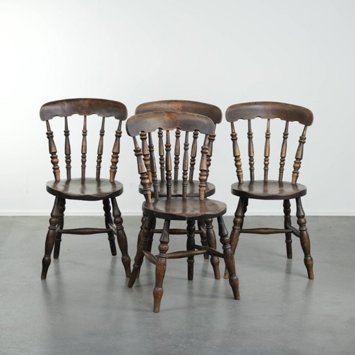 4x Antique English wooden Windsor pub/bistro chairs from the 19th century with a beautiful patina – eetkamerstoelen