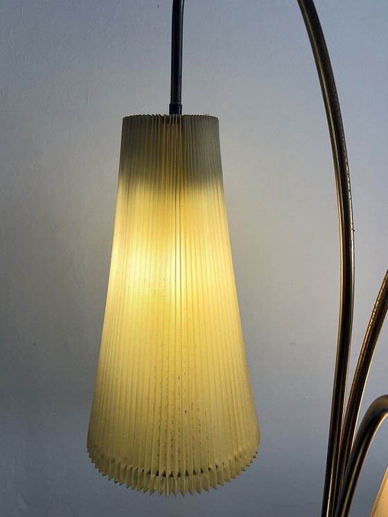 Image 1 of Stehlampe aus den 1950er Jahren, Messing, mit 3 pastellfarbenen Plissee-Schirmen