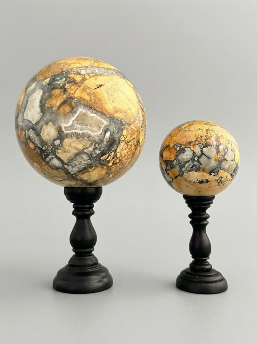 Par de esferas de jaspe Maligano: escultura mineral sobre pedestales.