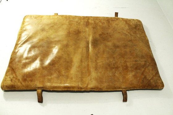 Image 1 of Colchoneta de gimnasio de cuero, década de 1930 III