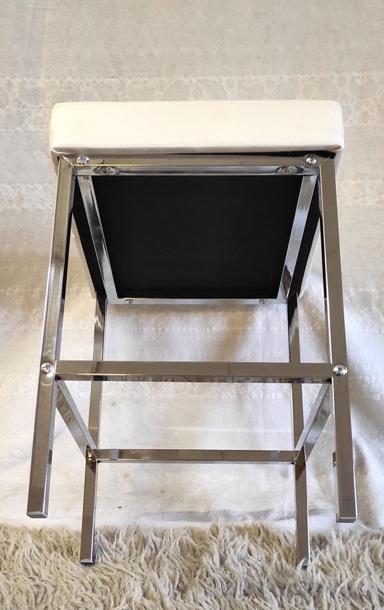 Image 1 of Taburete de diseño en metal cromado y polipiel blanca - mediados del siglo XX