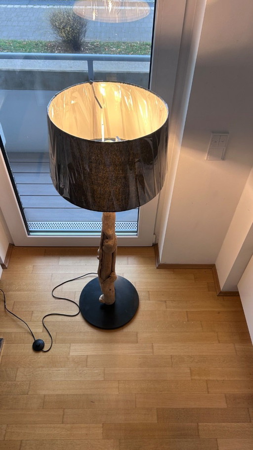 Staande lamp van wortelhout, 1,40 m, uit één stuk.