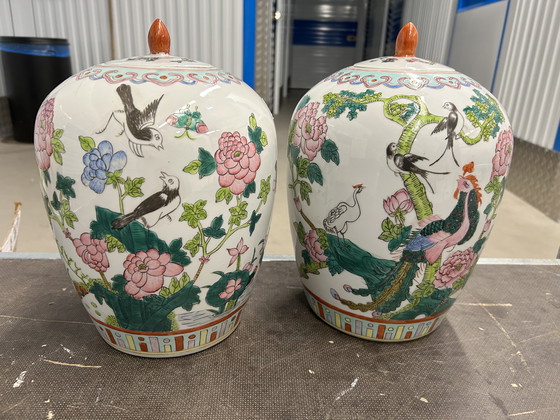 Image 1 of Paar grote chinese gemberpotten Famille Rose 32cm