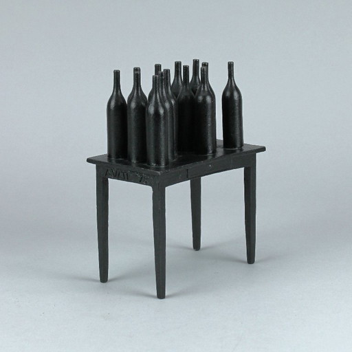 Mario Avati (1921-2009) - Table avec bouteilles - 1978 - sculpture en bronze - édition à 100 exemplaires - Edizione Olivetti