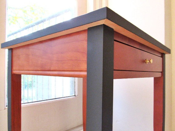 Image 1 of Elegante tavolino/segreteria con impiallacciatura in noce