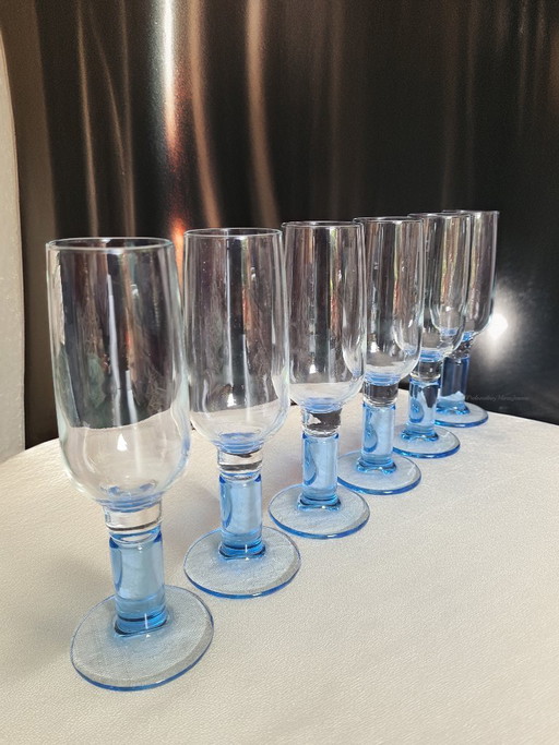 6 verres à champagne Bormioli Rocco Italy, avec pied et base bleus.