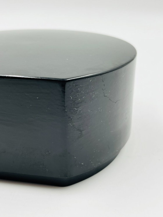 Image 1 of Caja con forma de guijarro en laca japonesa negra – Ebanistería de alta gama