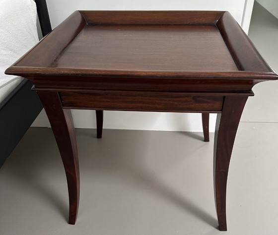 Image 1 of Georgische elegantie: een paar mahoniehouten cabarettafels