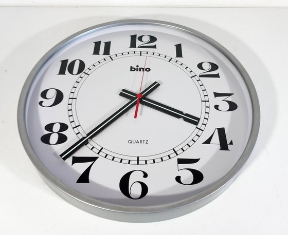 Image 1 of Jasper Morrison stijl minimalistische wandklok 26 cm donkergroen stil uurwerk