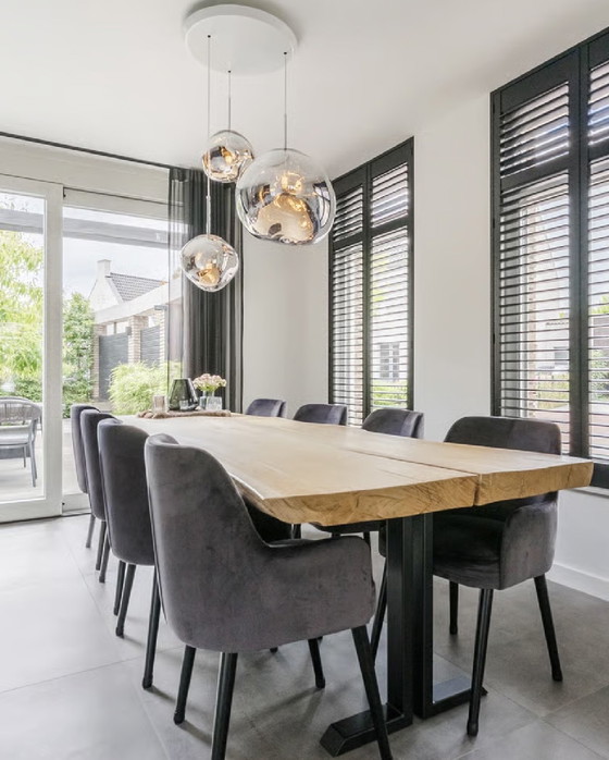 Image 1 of 8 Antraciet suede Eetkamerstoelen - zo goed als nieuw!