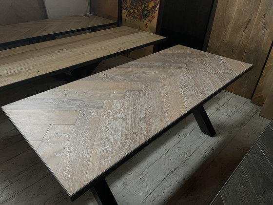 Image 1 of Table de salle à manger en chêne ancien à chevrons