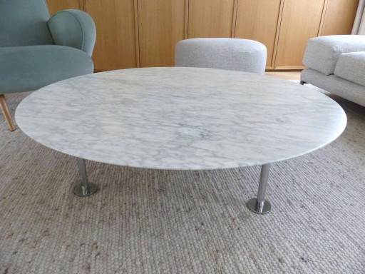 "Grasshopper Coffee Table" in satin-finish Statuarietto marble by Knoll, designed by Piero Lissoni - 120 cm