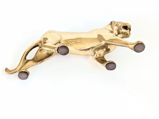 Image 1 of Statuetta vintage in ottone massiccio raffigurante una leonessa o una tigre | Scultura di metà secolo | Lunghezza 24,5 cm