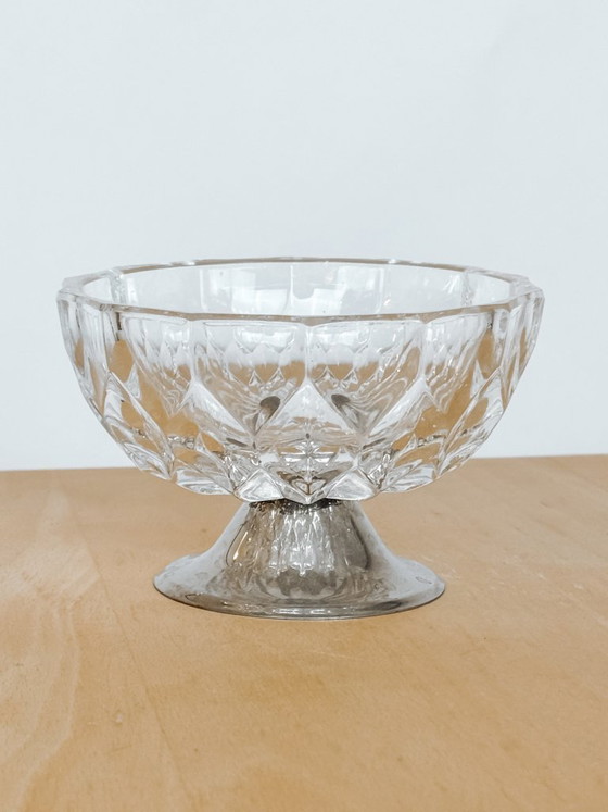 Image 1 of Bombonera de cristal sobre una base de plata