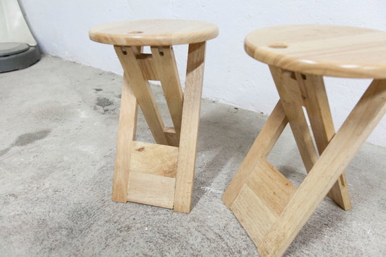 Image 1 of Een paar opklapbare krukjes van Adrian Reed uit de jaren 80.