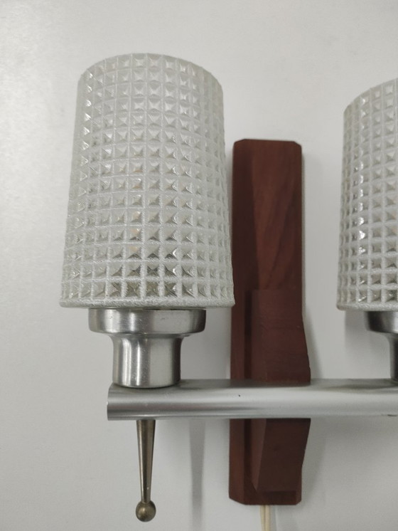 Image 1 of Skandinavische Wandlampe aus den 1950er/60er Jahren mit 2 wabenförmigen Glasschirmen