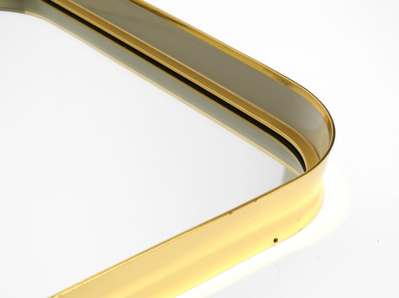 Image 1 of Prachtige originele Mid Century Moderne "Zier-Form" wandspiegel met zware messing lijst door "Münchener Zierspiegel".