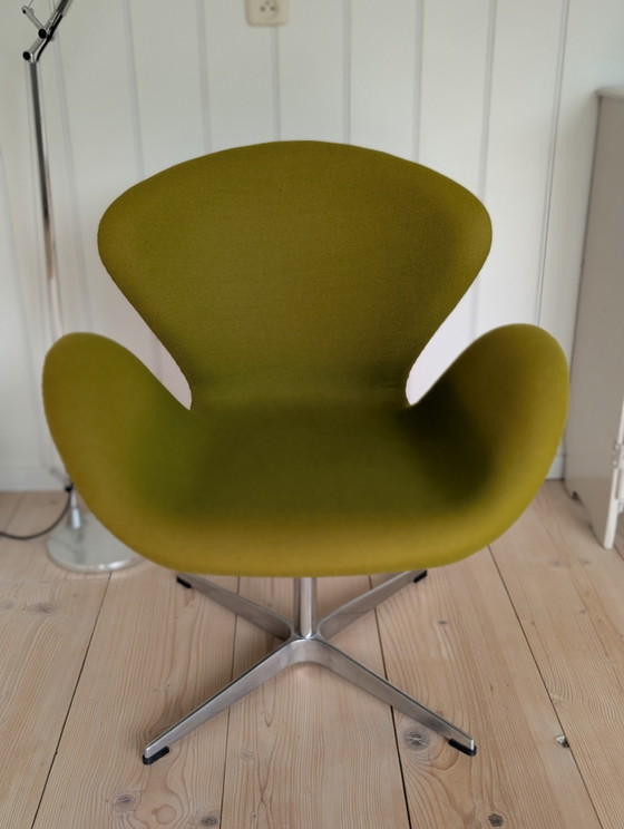 Poltrona vintage Swan in stile Arne Jacobsen – Verde – Base girevole in alluminio – Poltrone, Textile (photo 4 of 13)