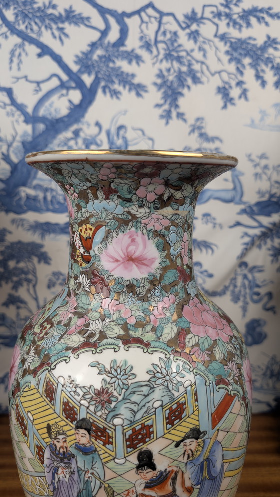 Image 1 of Vaso in porcellana cinese di Canton con decorazione a palazzo e floreale firmato Nian Qian Zhilong metà del XX secolo