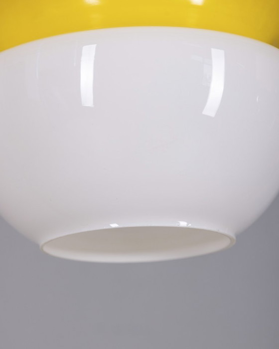 Image 1 of Vintage Italiaanse kroonluchter met wit en geel glas uit de jaren 70