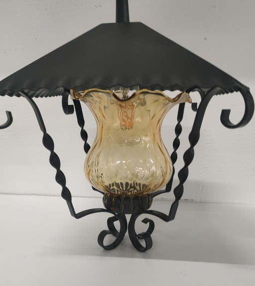 Lámpara colgante de gran tamaño con cristal acanalado color ámbar.