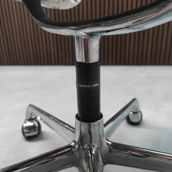Image 1 of Herman Miller Eames EA217 - Pelle nera vintage