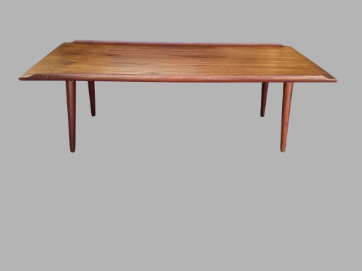 Teakhouten salontafel uit het midden van de 20e eeuw | Verhoogde, gebeeldhouwde randen | Scandinavische stijl jaren 60