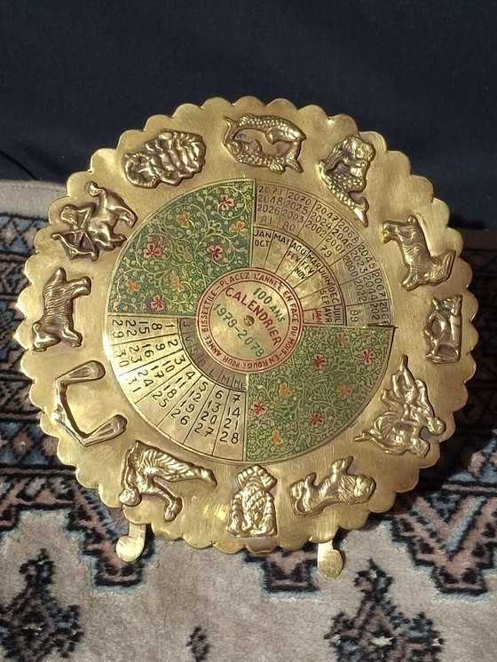 Image 1 of Perpetual calendar in gilded brass – Zodiac – 100 years (1978–2078)