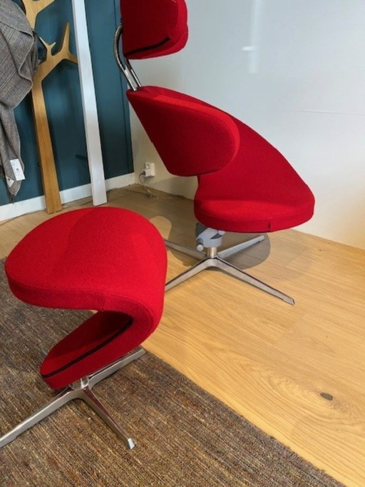 Varier Liegesessel Peel 1 mit Fußhocker Stoff von Kvadrat Hallingdal Rot Farbnummer 674