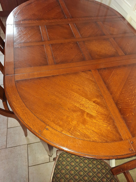 Image 1 of Une table de salle à manger peut être ronde.