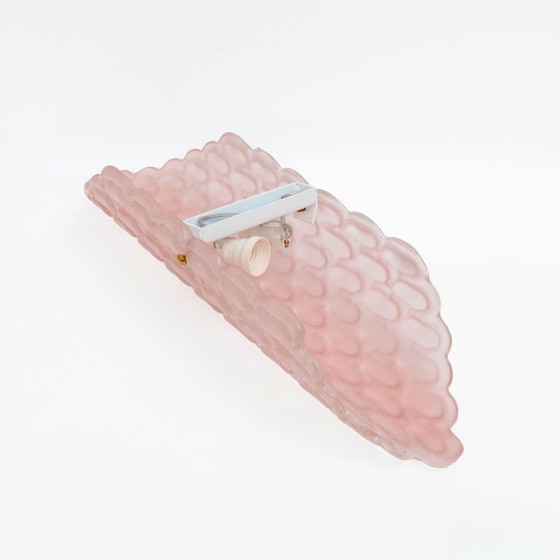 Image 1 of Set van twee roze Murano glazen wandlampen met reliëfstructuur.