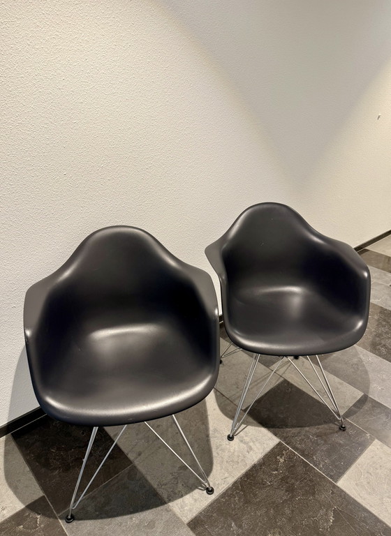 2x Vitra Eames DAR Fauteuils – Plastic, Chrome (photo 2 of 5)
