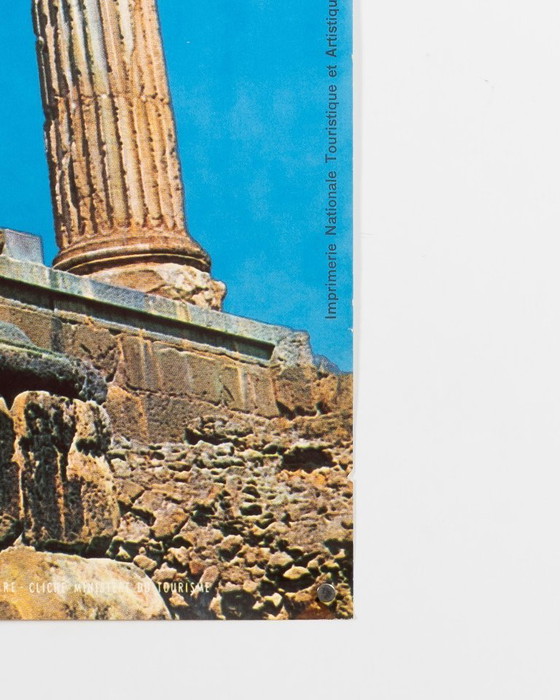 Image 1 of Les Ruines Romaines d'Algérie – Années 1960 – Affiche Vintage Originale – Voyage Moderne Mid-Century – 97,5x63,5 cm