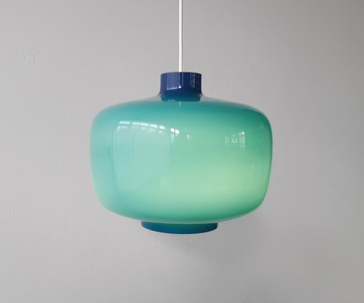 Zeldzame blauwe glazen vintage mcm hanglamp, blauw op wit glasZeldzame blauwe glazen vintage mcm hanglamp, blauw op wit glas