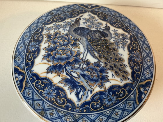 Image 1 of Ronde Japanse porseleinen doos, blauw en wit, met pauwenmotief - Gemaakt in Japan