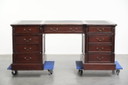 Bureau Chesterfield de style anglais, en bois foncé avec plateau en cuir vert.