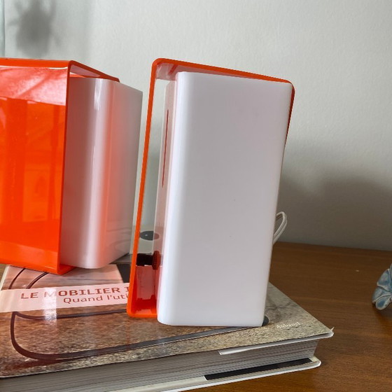 Image 1 of Coppia di applique da parete in plexiglass arancione degli anni '70