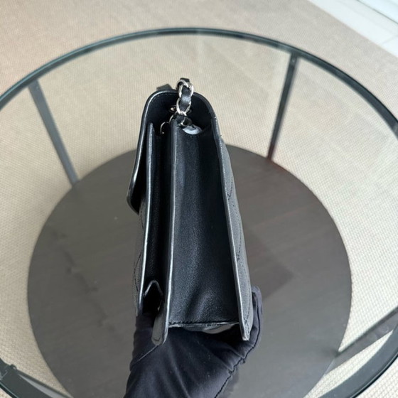 Image 1 of Borsa Chanel Medium CC Box Flap - Pelle di vitello trapuntata nera con finiture argentate, serie 25