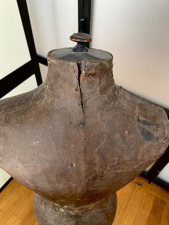 Image 1 of Mannequin d'enfant ancien français, époque Napoléon III, en carton bouilli et bois, XIXe siècle